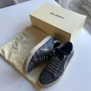 Axel Arigato skor - Säljer mina gråa axel Arigato skor då de inte kommer till användning, fint skick och har mycket kvar att ge! 🤝Storlek 43, normal i storleken. Nypris: 2000kr, mitt pris: 599kr! 🤲🏼 Kom dm för frågor eller funderingar!