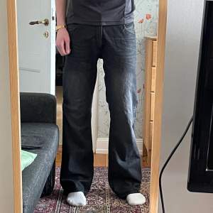 Fett chill bootcut jeans  Innerbenslängd: 84 cm  Total längd: 111 cm  Midja: 41 cm (82 i omkrets)