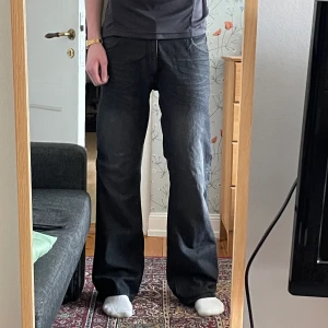 Bootcut jeans - Fett chill bootcut jeans  Innerbenslängd: 84 cm  Total längd: 111 cm  Midja: 41 cm (82 i omkrets)
