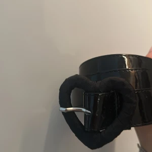 Svart glansigt skärp - Svart glansigt skärp