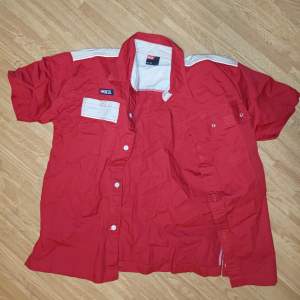 En snygg somrig kortärmad skjorta i rött och beiget från märket Diesel. Kommer ej til användning längre.