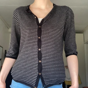Trekvarts stickad kofta -  Jättefin svart randig kofta med trekvarts ärm💝 knappar hela vägen ner💝perfekt till nu när det börjar bli varmare ute💝 Köpt från märket Mexx. Super skick!