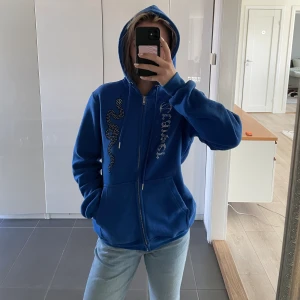 Luvtröja  - Säljer denna ursnygga luvtröja med dragkedja från madebytrappers. På ena sidan är det en orm och på andra sidan står det trapper.  Alla detaljer sitter kvar (inga har lossnat). 