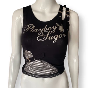 Playboy Crop Top - I fint skick. Tror inte det är äkta Playboy? Köpte från Depop 2020, totalt blev priset 472kr med frakt. Passar dockan som använder XS. Tunt och stretchig material. 