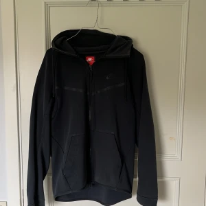 Nike tech fleece - Nike tech fleece svart. Ny skick knappt annvänd, inga hål, missfärgningarna eller liknande stl S passar en liten M