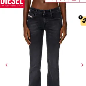 Säljer mina super fina diesel jeans i modellen d-ebbey. Storlek 28/32, men lite uppsydda i benen! Super fint skixk!🥰🥰