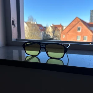 Solglasögon från Benyamins  - Oanvända solglasögon från Benyamins. Säljer pga att de är förstora för mitt huvud. 