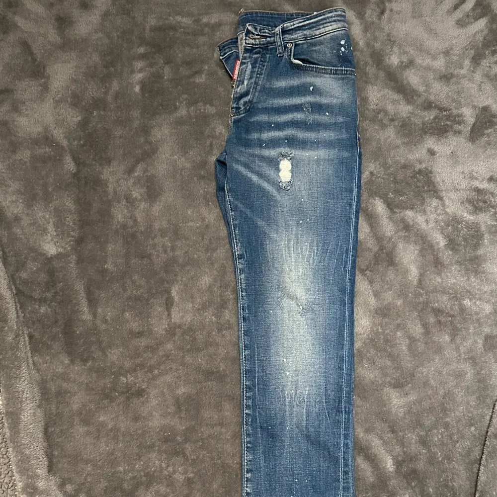 Intressekoll på dessa Slim fit dsq2 jeans. Jeansen sitter som en W29 men är 44 i dsq2 storlek (italiensk).. Jeans & Byxor.