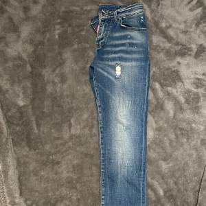 Intressekoll på dessa Slim fit dsq2 jeans. Jeansen sitter som en W29 men är 44 i dsq2 storlek (italiensk).