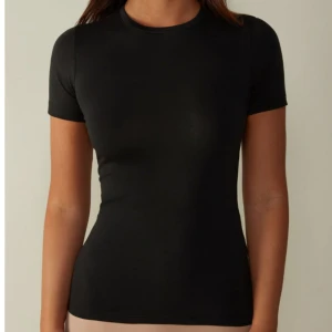 Svart topp - Säljer min svart topp från Intimissimi som jag använt en gång❤️❤️🩷🩷🌷🌷