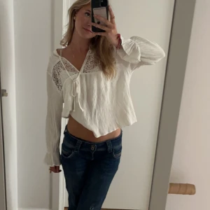 spetsblus - såååå söt vit blus med virkat material och knytning där framme💞💞💞