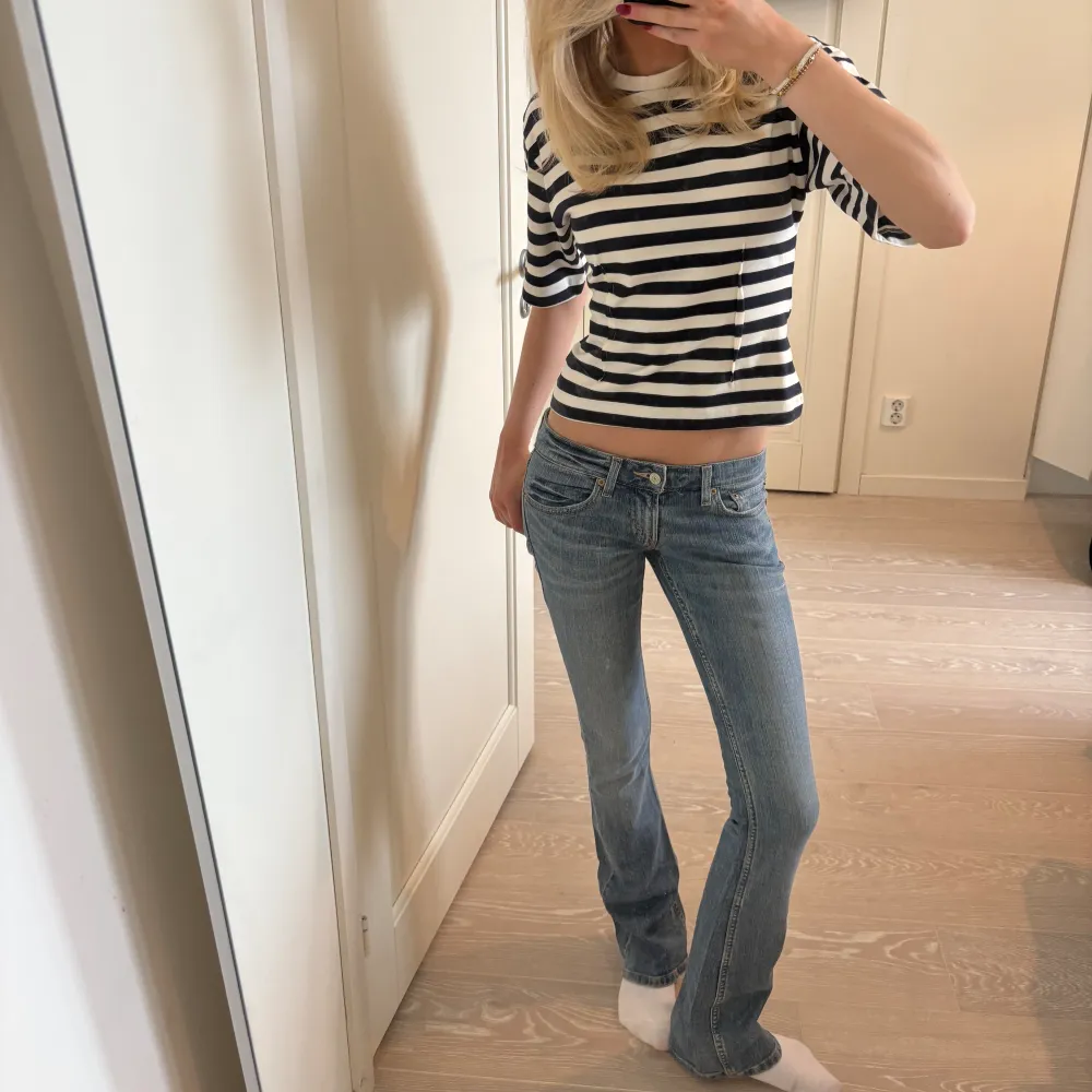 Supersnygga lågmidjade levisjeans som är köpta på en secondhandmarknad i paris💕 jag är 175 cm lång och brukar ha 34/36 i jeans från zara som referens 🥰. Jeans & Byxor.