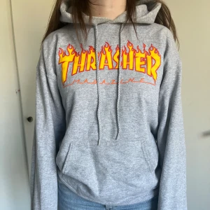 Thrasher hoodie - Grå thrasher hoodie! Står ej storlek men passar M! Bra skick! ⭐️
