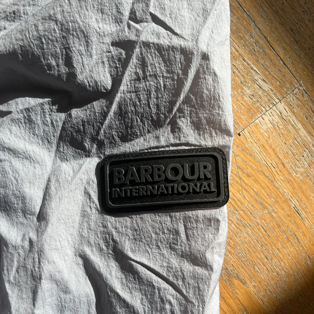 barbour international field jacket helt ny med tags+ kvitto 🧾 går runt 3000 kr ny pris, vårat pris 1599. Du kommer välkligen vara ensam om att ha denna jackan, omöjlig att få tag på köpt i Tyskland!!!!Vid minsta fundering är det bara att höra av dig . Jackor.