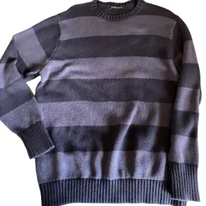 Oversized fit, brianna sweater från brandy Melville, använts ungefär 3 gånger, skriv om ni vill ha flera bilder eller har någon fråga😊