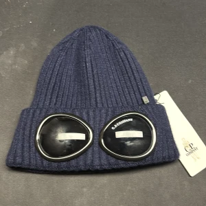 C.P COMPANY mössa  - Hej, säljer nu denna vp Company mössa till ett väldigt bra pris. Kvalitet är orimligt vra och scann funkar, hör av dig vid mer frågor!💛