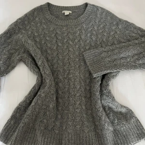 stickad tröja - grå stickad tröja från h&m. lite trådig men bra skick. har strl xs-s och brukar använda denna som oversized.