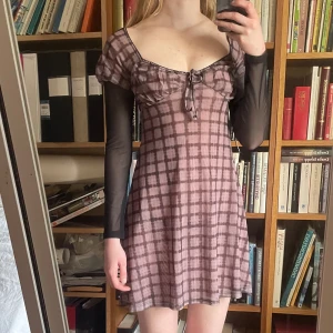 Rutig mesh klänning - Cool klänning från Topshop. Tyvärr för liten i bysten för mig, ny med lapparna kvar. Storlek 36