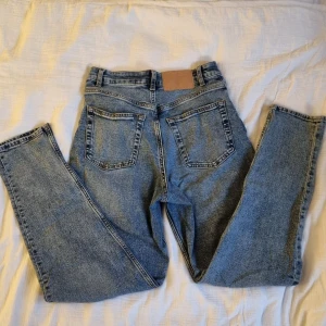 Blåa jeans - Blåa högmidjade jeans, relativt stretchigt material, hade använt dom flitigt om jag kunde ha dem, men dem vart för små på en gång så jag hann använda dem max 2 gånger. 