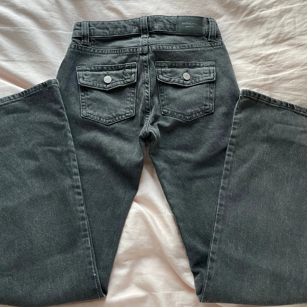 Jättesnygga lågmidjade bootcut y2k jeans från Gina Tricot i strl 32. Knappt använda. Innerbenslängd: 73cm, Midjemått 33cm Nypris 500kr. Jeans & Byxor.
