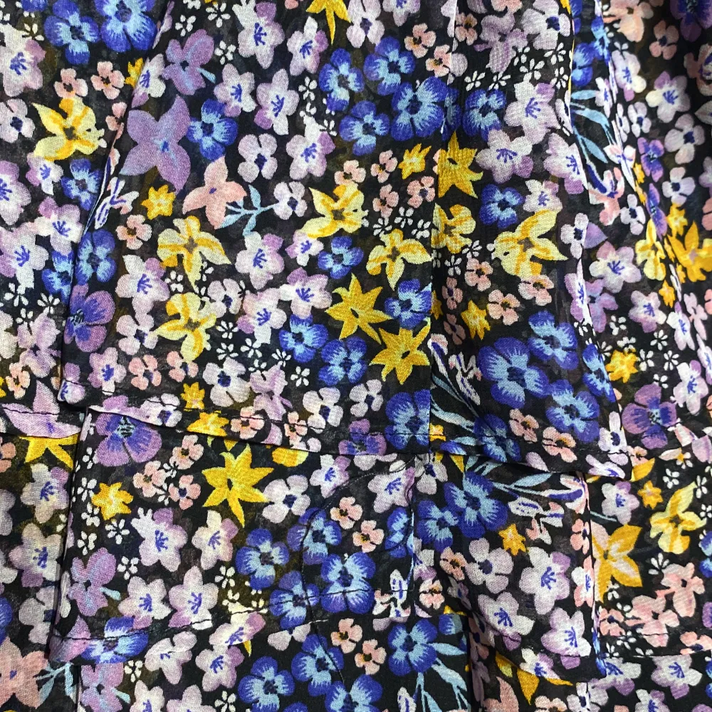 A short shirt with flower patterns on it, only used a couple times good condition . Kjolar.
