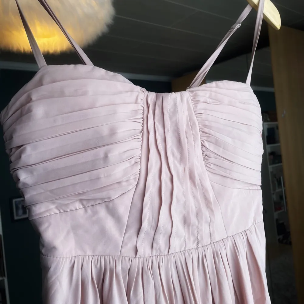 En puderrosa långklänning från märket Chiara Forthi i storlek 36!🤍🩷 Den är i nyskick och orginallapp finns med  Säljer pga passade inte! Skriv gärna med frågor!!. Klänningar.