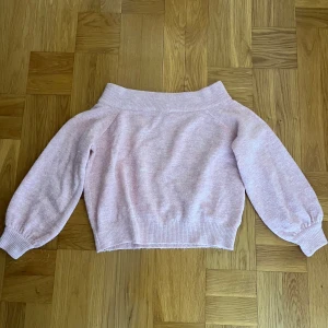 Stickad tröja storlek S - Från H&M. Bra skick. Den är mer rosa i verkligheten.