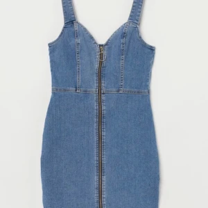 Helt ny slutsåld jeansklänning - Helt oanvänd, väldigt stretchigt material så passar allt från strl 32-36 Köpt från hm men slutsåld.