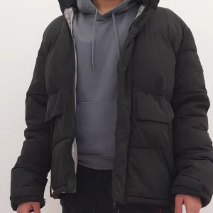 Jack & jones jacka - Jack and joines jacka i bra skick, värm och skön används ett tag men är förliten just nu.     PRIS KAN DISKUTERAS VID SNABBA AFFÄRER. Vid några fårgor kontakta gära mig.  