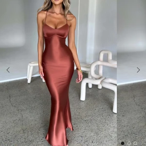 Babyboo klänning  - Jätte fin klänning från Babyboo som jag bara har använt en gång på ett bröllop. Finns inget fel med den inga fläckar inget alls. 