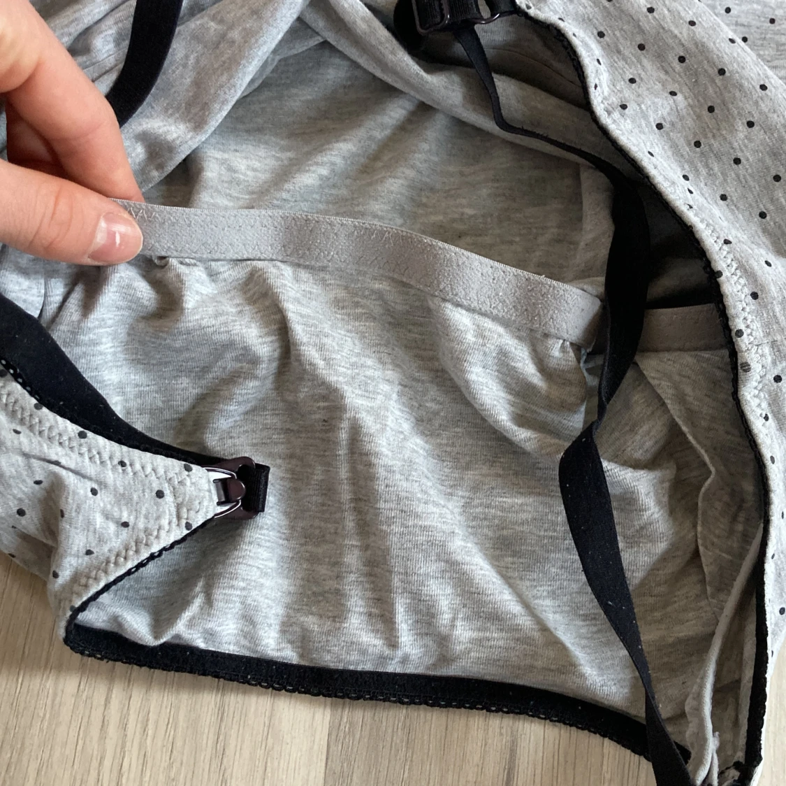 Grå linne/topp med svarta prickar - 92