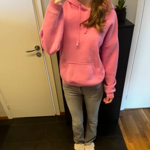 Rosa hoodie - Andvänd 2 gånger, jätte mysig, original pris 400, kan diskutera pris
