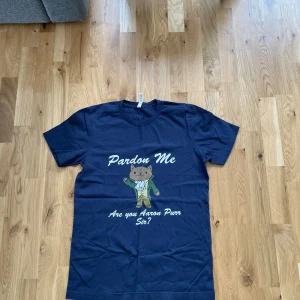 T-shirt med Hamilton motiv  - Säljer en T-shirt med Hamilton/katt motiv. Använd endast 1 eller 2 gånger. Säljs för 30 kr.