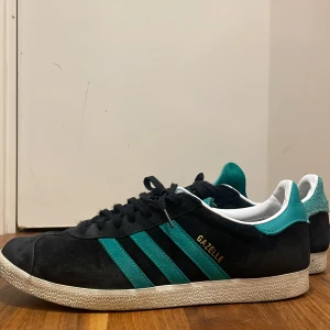 Addidas - Ett par skor som jag har använt men dem kan rengöras och se helt nya ut 