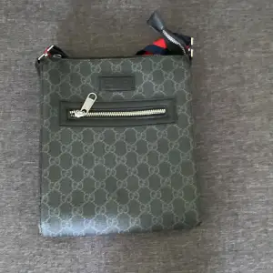 Säljer Gucci väska för den kommer inte till användning 