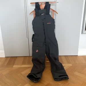 Musto offshore seglarbyxor BR2 - Seglarbyxor i mycket gott skick. 