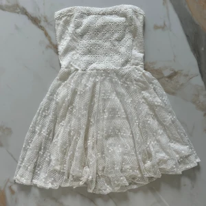 Klänning - Supersöt klänning perfekt till skolavslutning. Den har lite sminkfläckar men inget som jag upplever syns önskas fler bilder på detta så kan jag skicka de