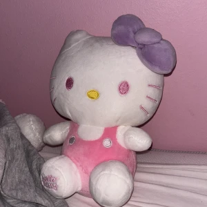 hello kitty gosedjur - söt hellokitty gosedjur 🩷 köptes även utomlands :)