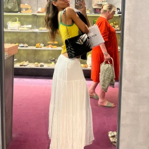 vit lågmidjad kjol - Vit maxikjol, lågmidjat å super fin till sommaren✨🌸 inga fläckar eller täcken på användning