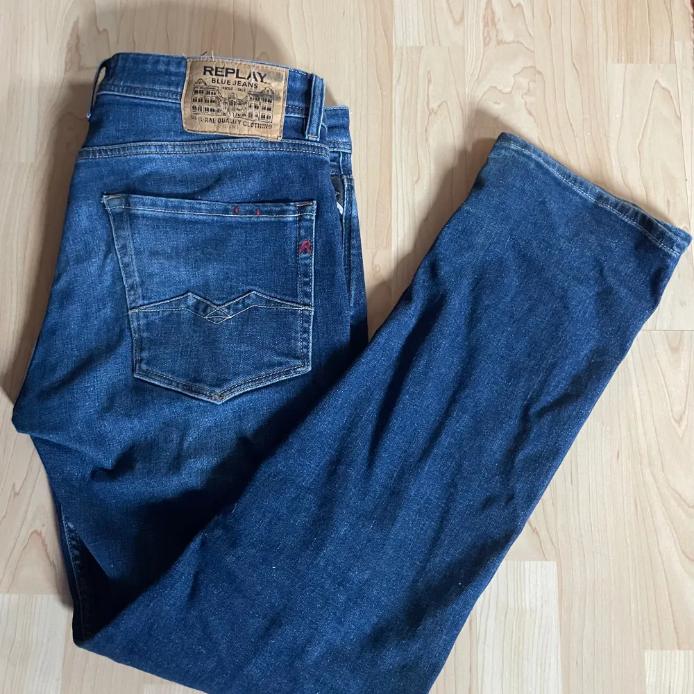 Säljer mina blå replay jeans då dom inte passar mig. storlek 31/32, fint skick. för fler frågor kom pm👍. Jeans & Byxor.