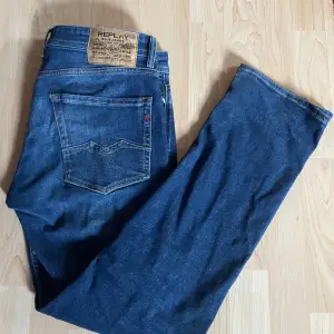 Säljer mina blå replay jeans då dom inte passar mig. storlek 31/32, fint skick. för fler frågor kom pm👍