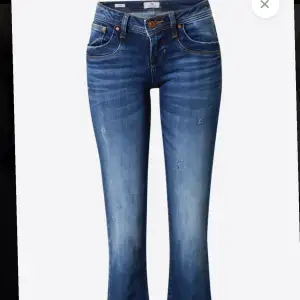 Ett par lågmidjade mörkblåa LTB jeans med slitningar som är använda endast en gång då de inte kommer till användning. De är i storlek 28x34 och passar mig som använder S och är 170 lång. Nypris är 799 men säljer för 450+frakt. Köparen står för frakte