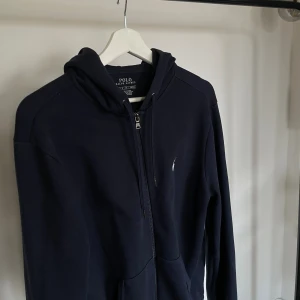 Ralph Lauren zip hoddie - Köpt på nk förra året är i storlek s men passar m också. 