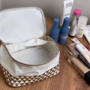 Sminkväska - fin väska från H&M eller Zara det var en present från några månader sedan💖