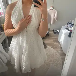 superfin vit klänning perfekt till studenten. aldrig använd men lappen är tyvärr avklippt🫶🏻tror jag köpte den för 700kr 