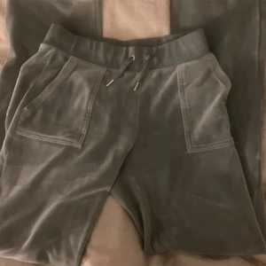 gröna juicy byxor - säljer mina juicy byxor i storlek xs då de inte kommer till användning. Inte mycket använt därför nästan nyskick❤️