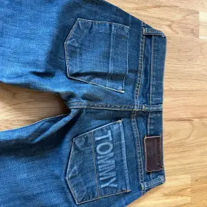 vintage lowrise jeans från Tommy Hilfiger, med så coola fickor🍒 Innerbenslängd 79cm, midja 35cm, grenhöjd 19cm Säljer dessa endast för att de var för små för mig så har inga bilder med de på, i nyskick💕