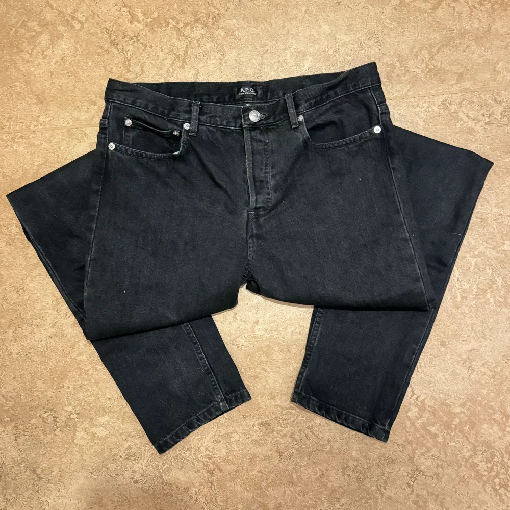 A.P.C. jeans i modellen Low Standard, använda men i gott skick. Storlek: 30, Midja: 42 cm Ytterben: 110 cm Benöppning: 16 cm. Jeans & Byxor.