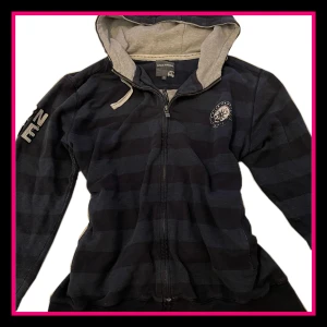 Zipup hoodie🩷 - Jag säljer denna snygga zipup hoodie då den inte används längre! Fint skick. Skriv gärna vid frågor eller fler bilder!💗