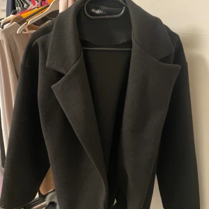 Kappa - Säljer denna jättefina kappan från Missäy. Har använt den 4 gånger, som ny.💞🤍